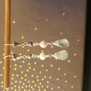 🌺Handcrafted labradorite, pearl, & silver earrings